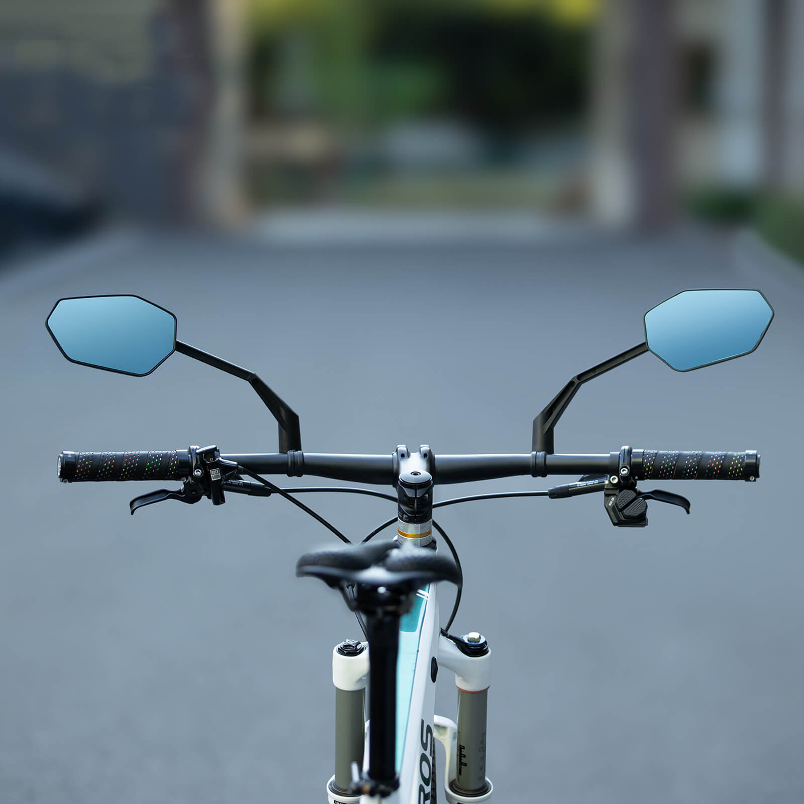 ROCKBROS anti-glare bike mirror for safer cycling visibility.
#option_right