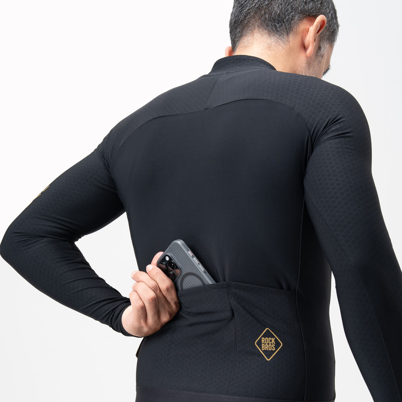 Cyclists show off the dynamic fit of the Rockbros Diamond Fit thermal top while riding on winter roads.
