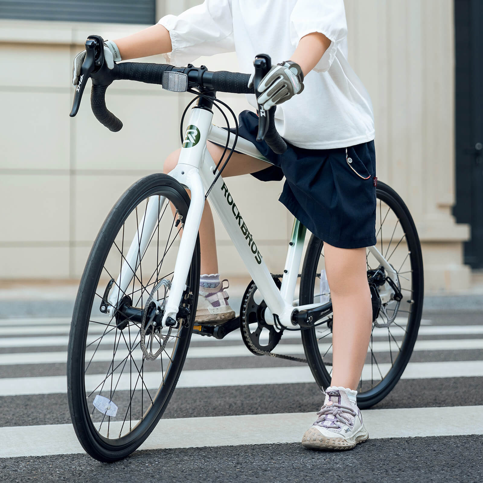 rockbros 22 inch teen road bike with disc brakes and gears for youth riding.
#option_spruce gradient