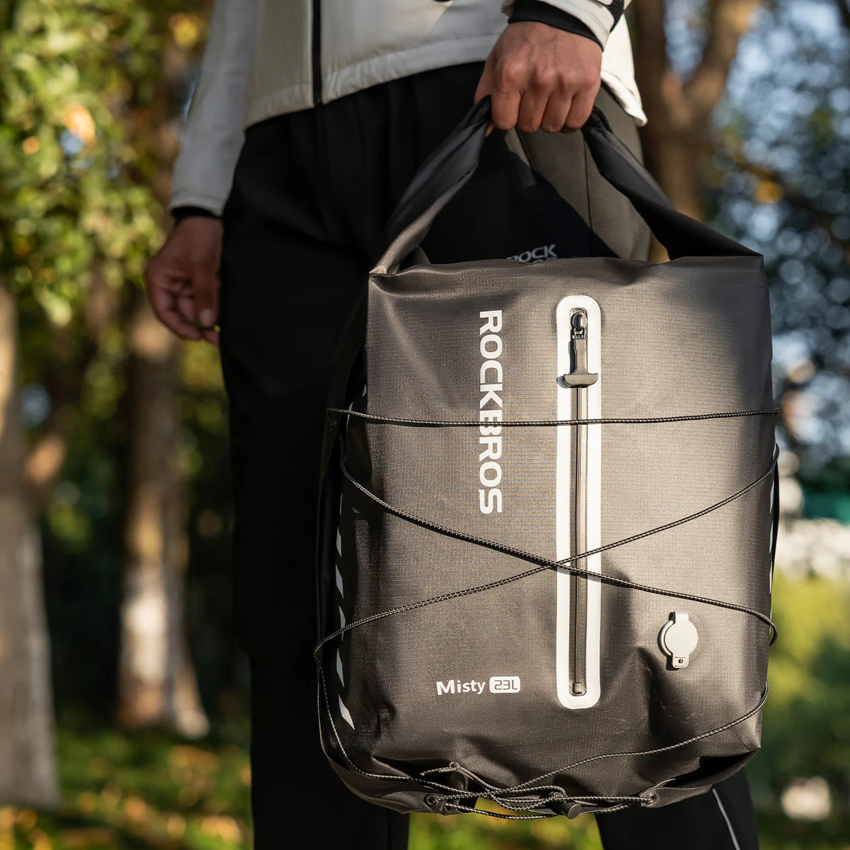 ROCKBROS 23L waterproof bike rear rack bag with vacuum compression.
#colour_white