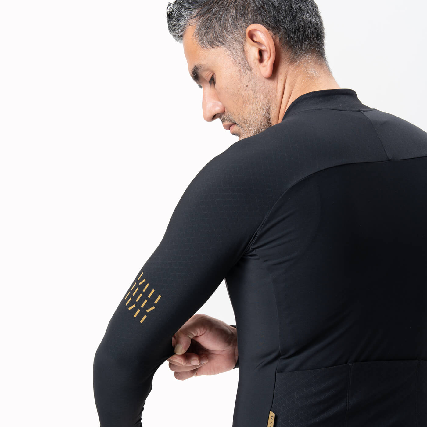 Cyclists show off the dynamic fit of the Rockbros Diamond Fit thermal top while riding on winter roads.