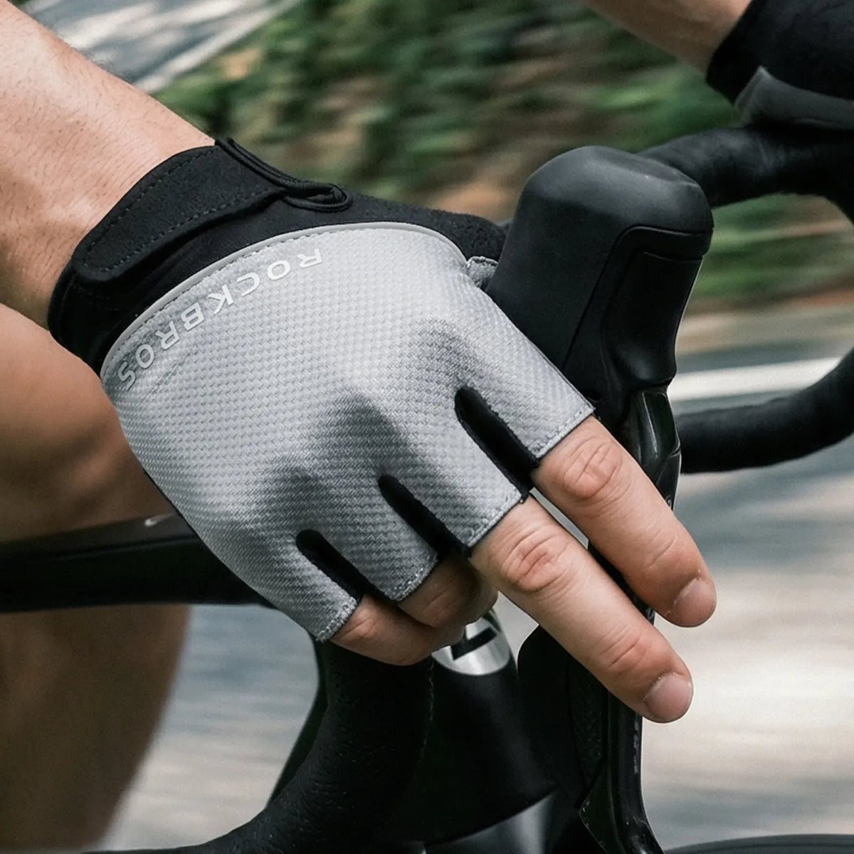 ROCKBROS S424 summer half-finger cycling gloves with breathable design.
#colour_black